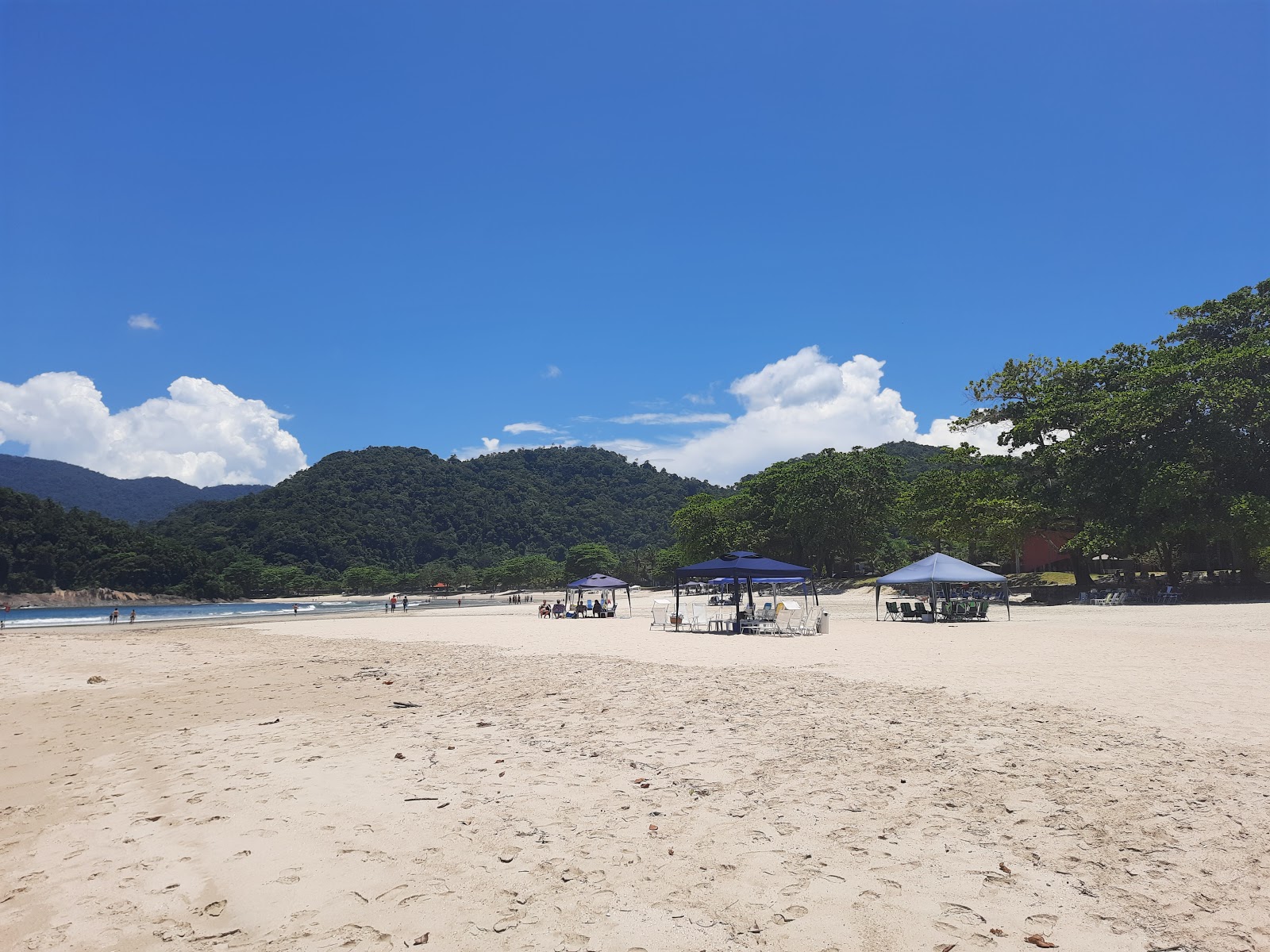 Photo of Laranjeiras Beach and the settlement