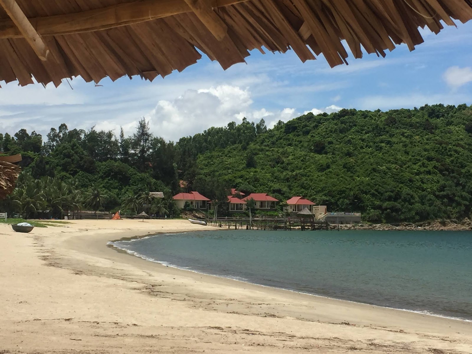 Foto de Tien Sa Beach - lugar popular entre os apreciadores de relaxamento