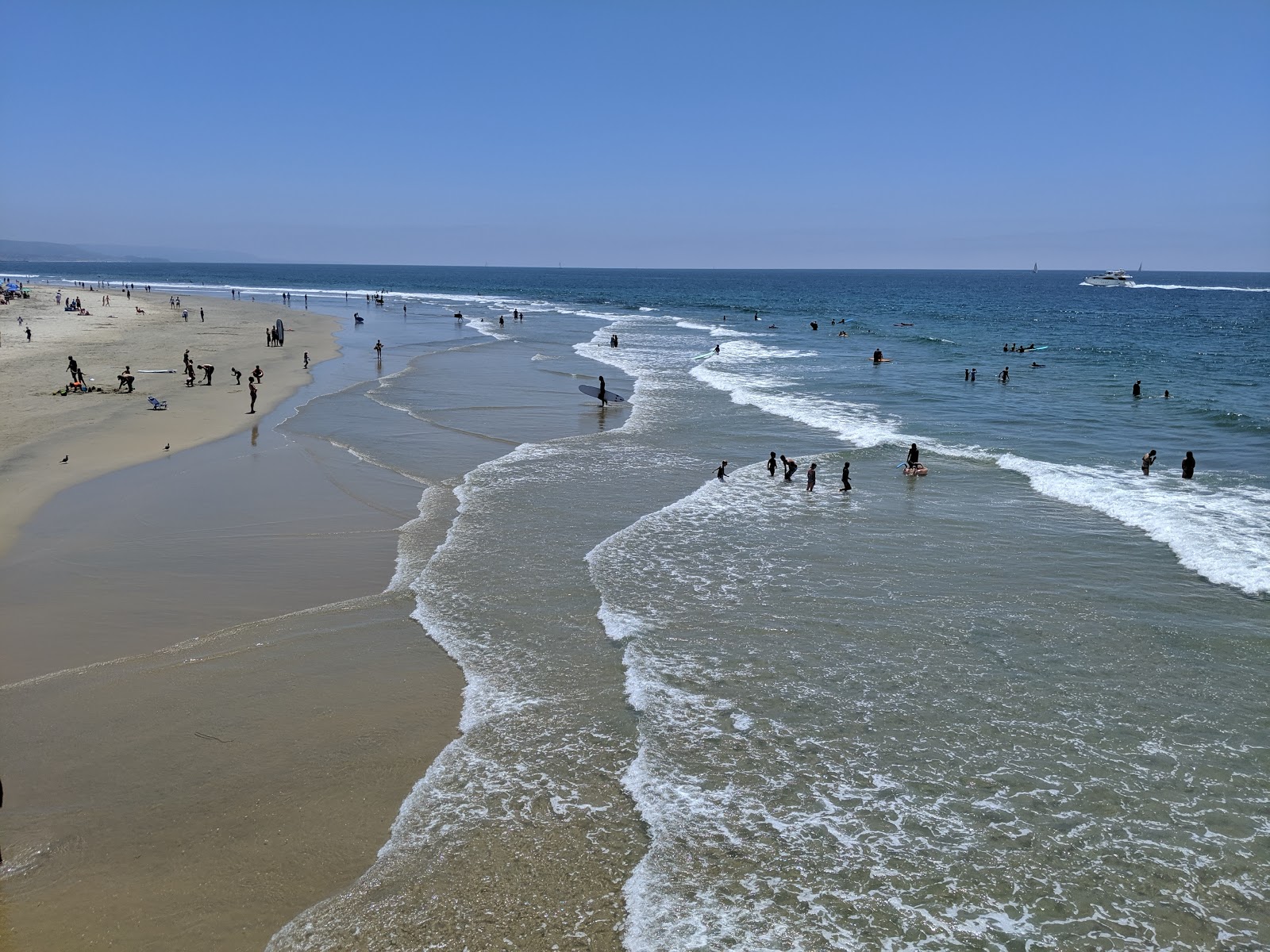 Fotografie cu Newport Beach cu o suprafață de nisip strălucitor