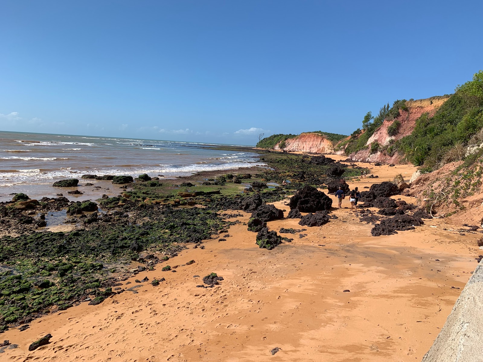 Foto di Spiaggia di Nova Almeida II con parzialmente pulito livello di pulizia