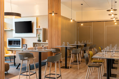 Kitchen & Bar at Courtyard by Marriott Paris Saint Denis à Saint-Denis