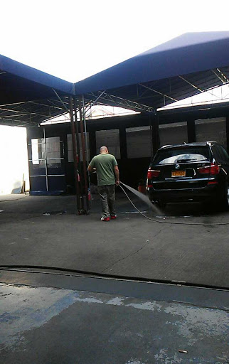 Showtime Customs & Hand Car Wash en Queens