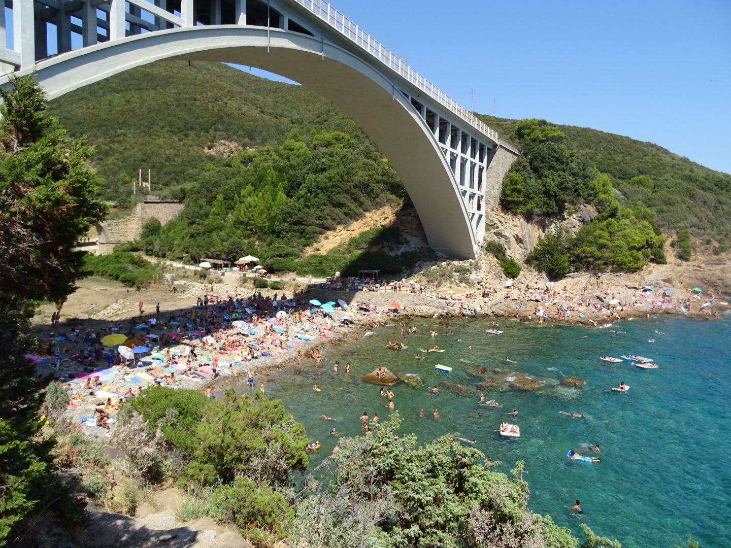 Foto di Calignaia Beach con una superficie del terreno roccioso