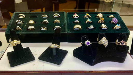 Pawn Shop «Tavares Family Jewelry & Pawn», reviews and photos, 708 W Burleigh Blvd, Tavares, FL 32778, USA