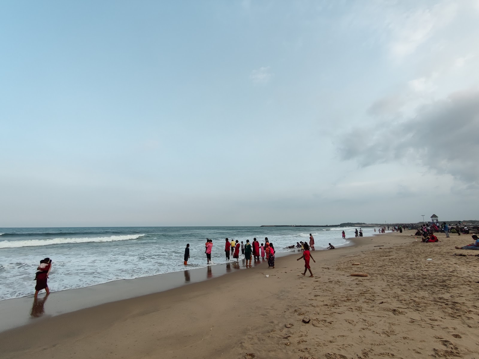 Φωτογραφία του Pondy Marinaa με φωτεινή άμμος επιφάνεια