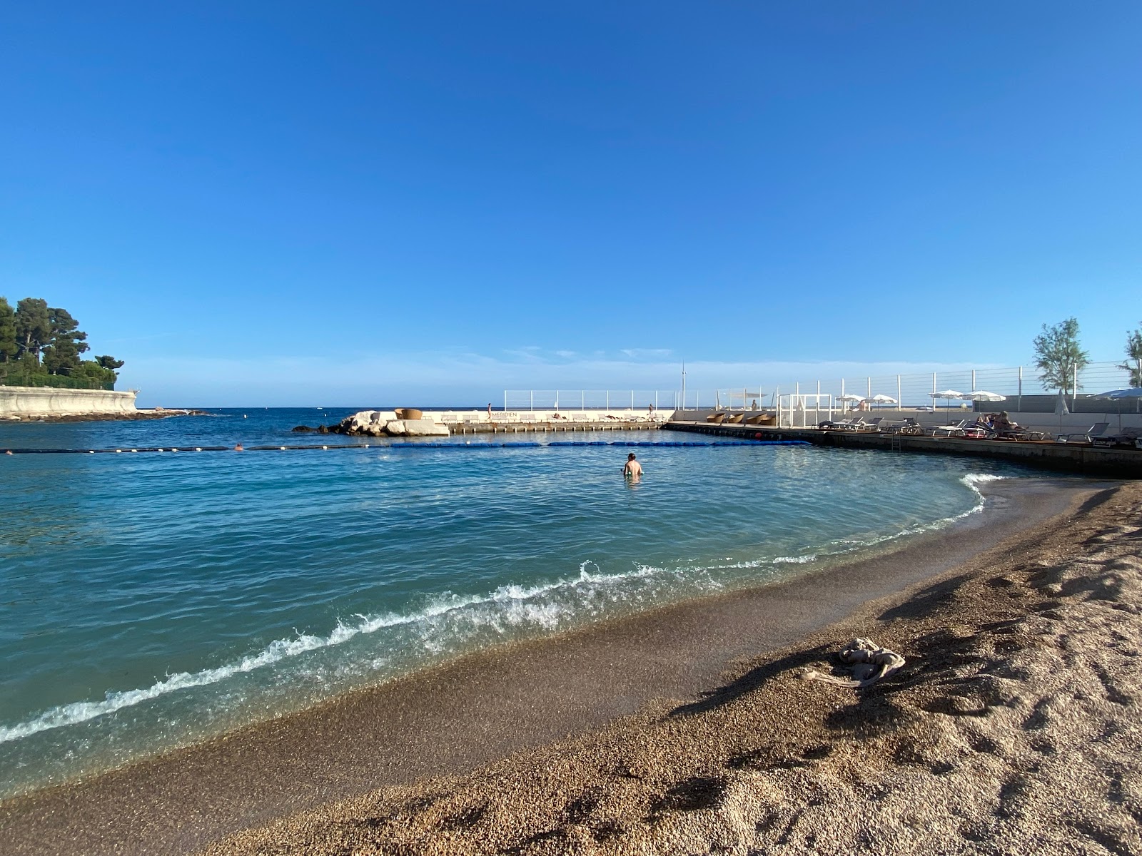 Foto von Le Meridien Beach mit kleine, beiger kiesel Oberfläche