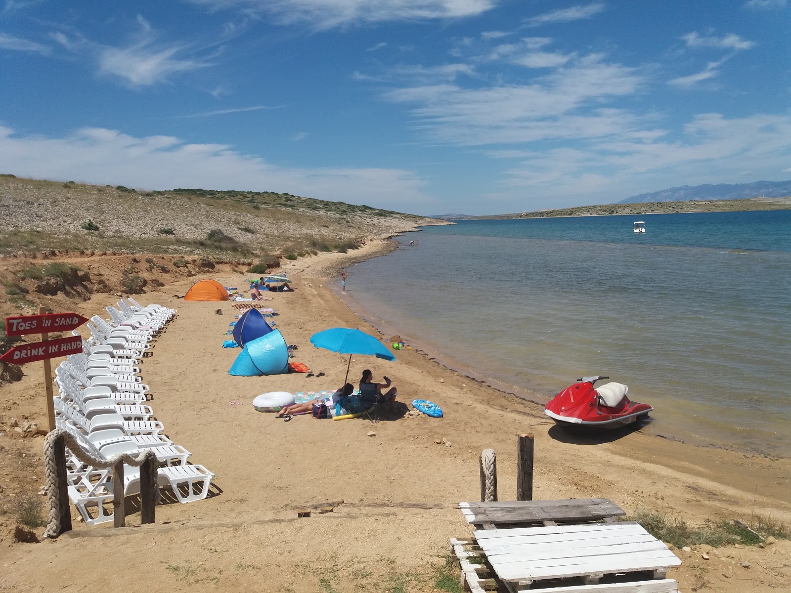 Foto von Plaza Ricina mit feiner brauner sand Oberfläche