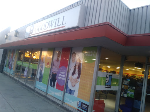 Thrift Store «Goodwill - Glendale», reviews and photos, 1622 W Glenoaks Blvd, Glendale, CA 91202, USA