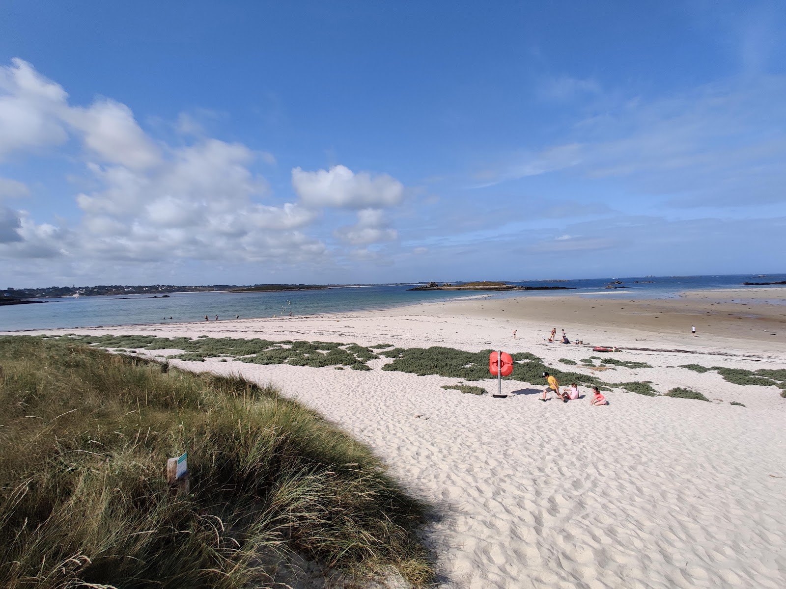 Foto van Plage Sainte-Marguerite en de nederzetting