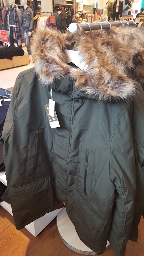 Clothing Store «Gap», reviews and photos, 3416 N Southport Ave, Chicago, IL 60657, USA