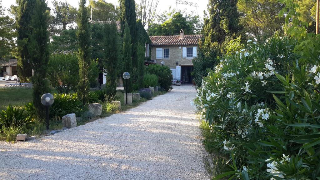 Le Mas des Cosme : Maison de vacances dans le Gard, Chambre d'hôtes, avec piscine, proche Avignon et Pont du Gard, Gard à Aramon (Gard 30)