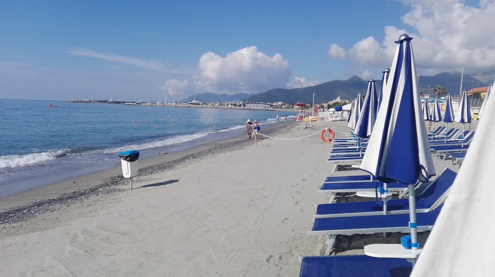 Foto di Spiaggia Pietra Ligure sorretto da scogliere