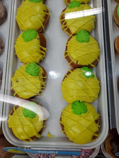 Bakery «Krispy Kreme Doughnuts», reviews and photos, 208 W 14 Mile Rd, Troy, MI 48083, USA