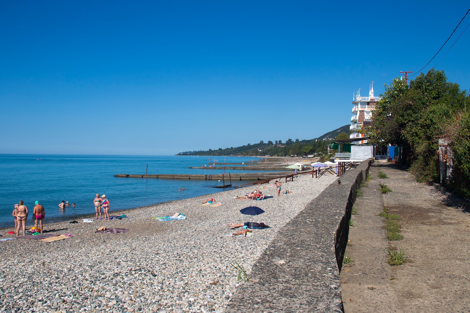 Zdjęcie Tsitrusovani beach z powierzchnią piasek z kamykami