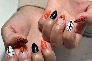 T & Van nails image