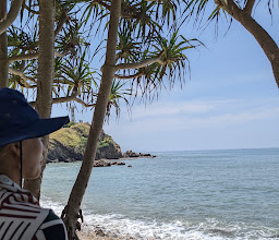 Lighthouse Koh Lanta, waterfall Bay photo