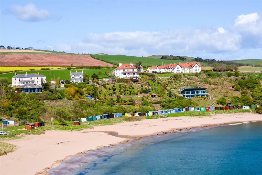 Photo of Coldingham Sands backed by cliffs