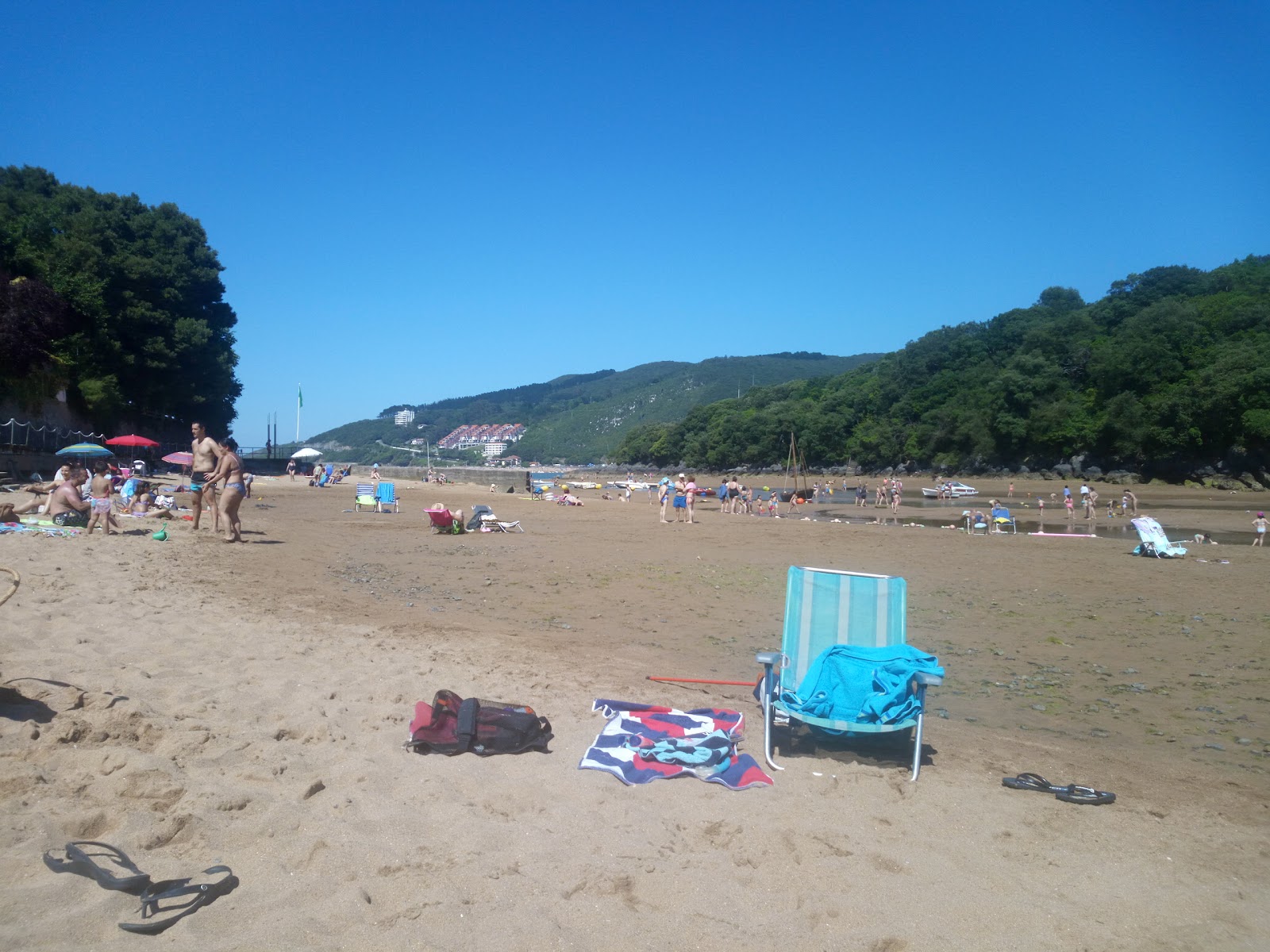 Photo de Tona Hondartza protégé par des falaises