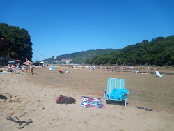 Photo de Tona Hondartza protégé par des falaises