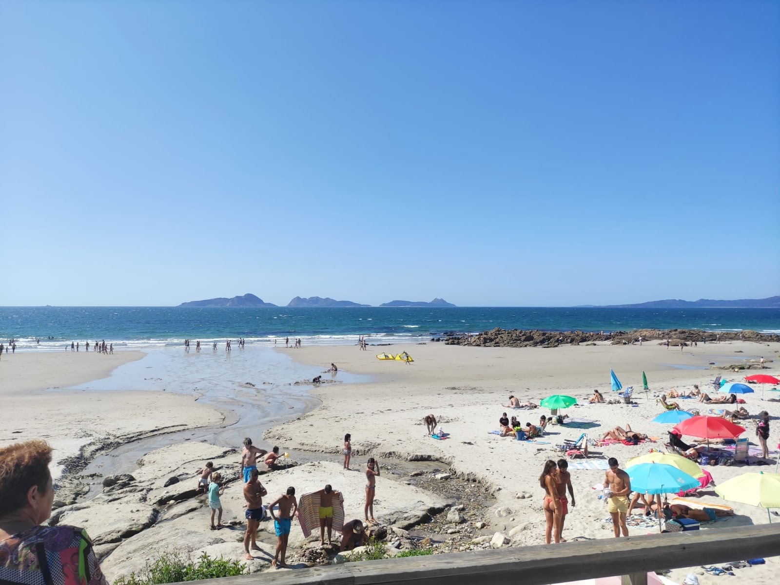 Praia de Prado'in fotoğrafı geniş bir kıyı şeridi ile birlikte