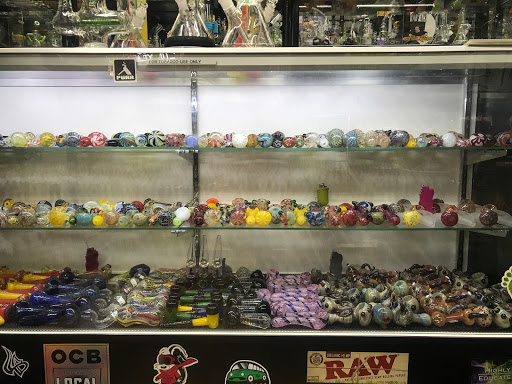 Tobacco Shop «The Hub Smoke Shop & Gifts», reviews and photos, 6410 N Oak Trafficway, Kansas City, MO 64118, USA