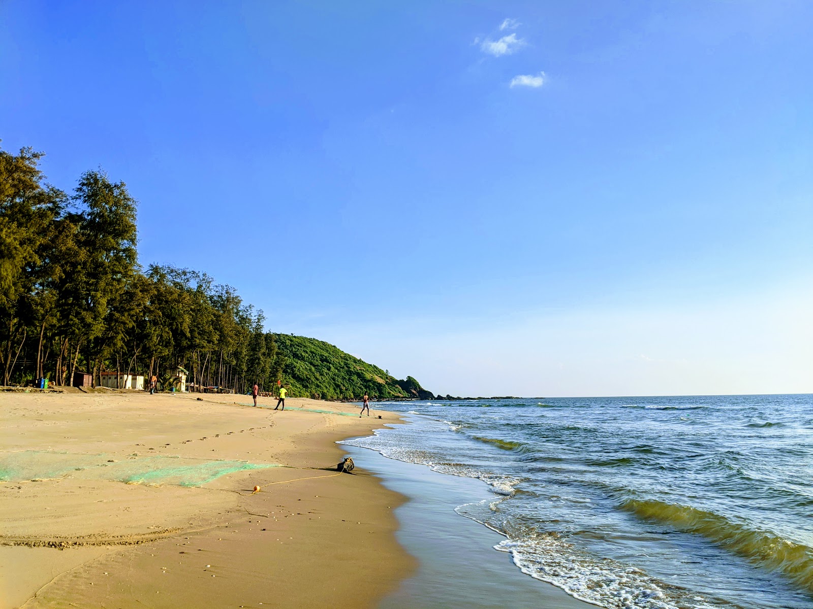 Foto de Querim Beach con arena beige superficie