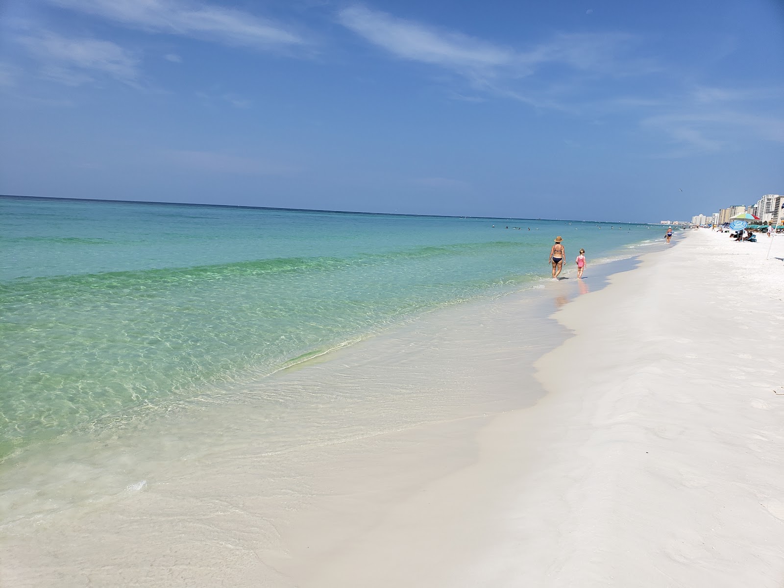 Foto av Henderson Strand med vit fin sand yta