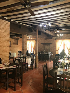 Bar Restaurante y Hotel Doña Elvira C. Empedrada, 2, 47500 Nava del Rey, Valladolid, España