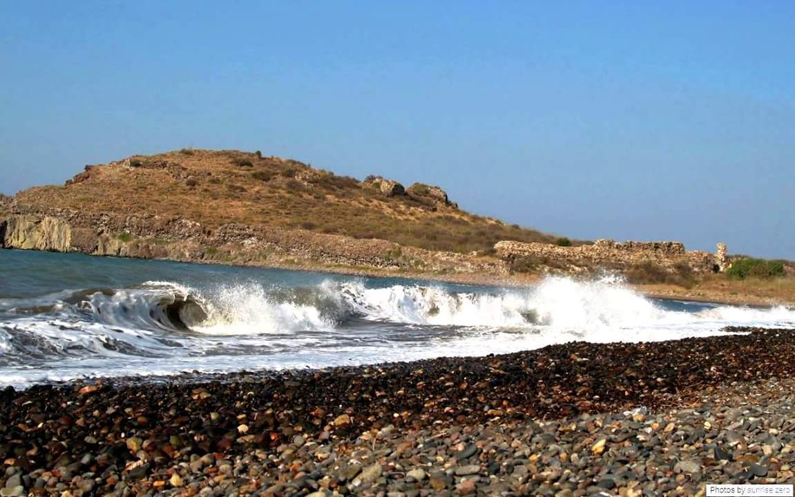 Foto de Katavathra beach - lugar popular entre os apreciadores de relaxamento
