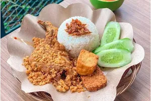 Ayam Penyet Sambel Setaan Bunda Qila image