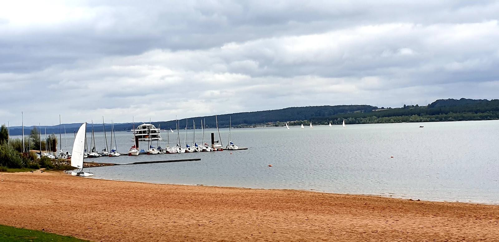 Zdjęcie Badestrand Absberg z powierzchnią turkusowa czysta woda