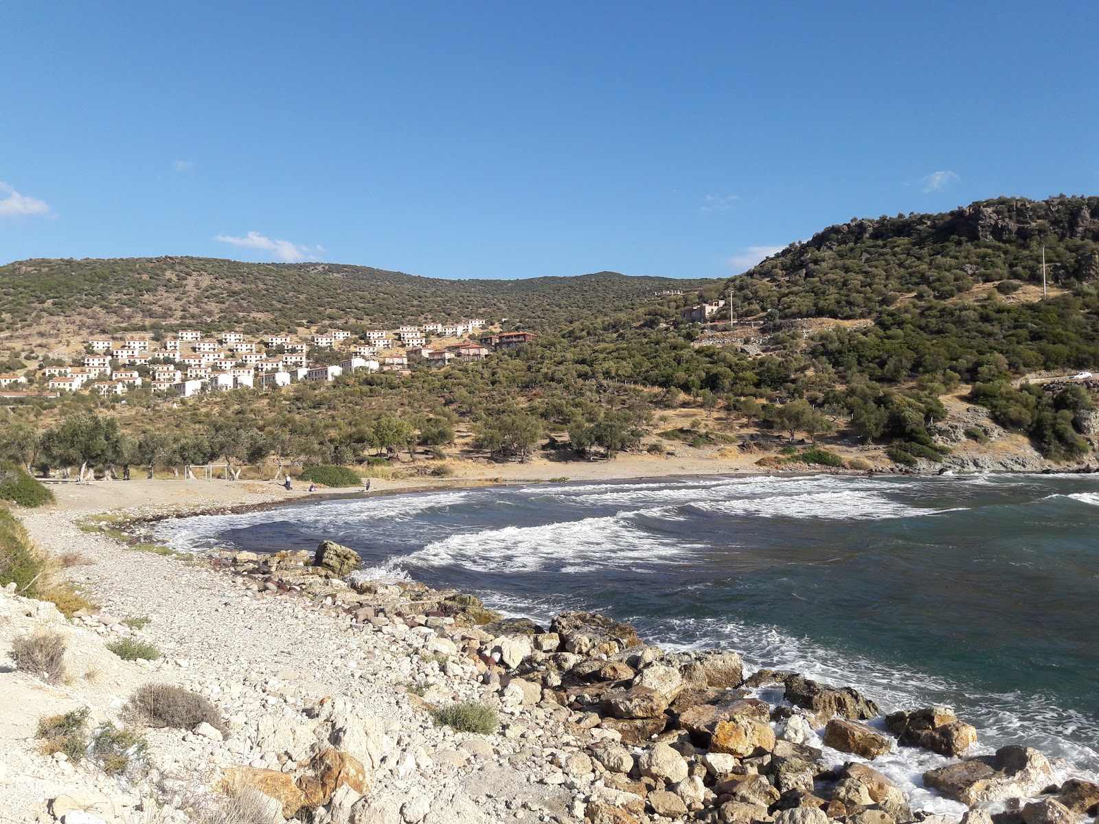 Foto af Hayitli Bay beach bakket op af klipperne