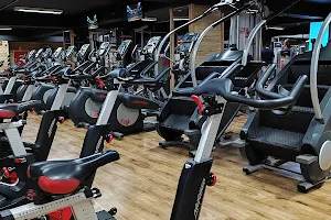 World Gym Asa Norte: Musculação, Cardio, Bikes, Escadas, Esteiras, Elípticos DF image