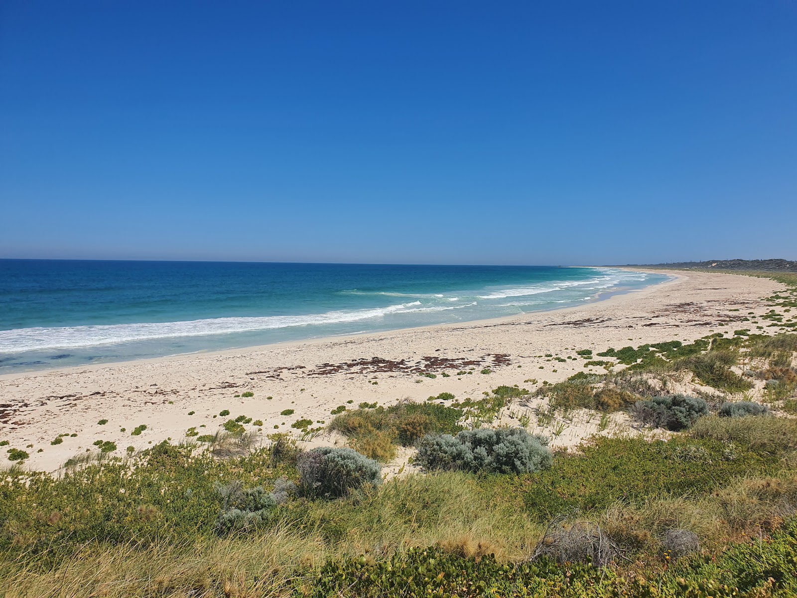 Φωτογραφία του Spot Beach με μπεζ άμμος επιφάνεια