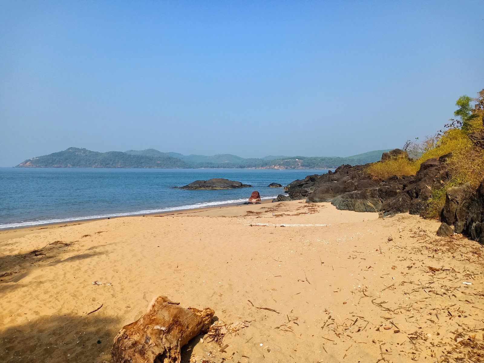 Kirubeli Cove的照片 带有明亮的沙子表面
