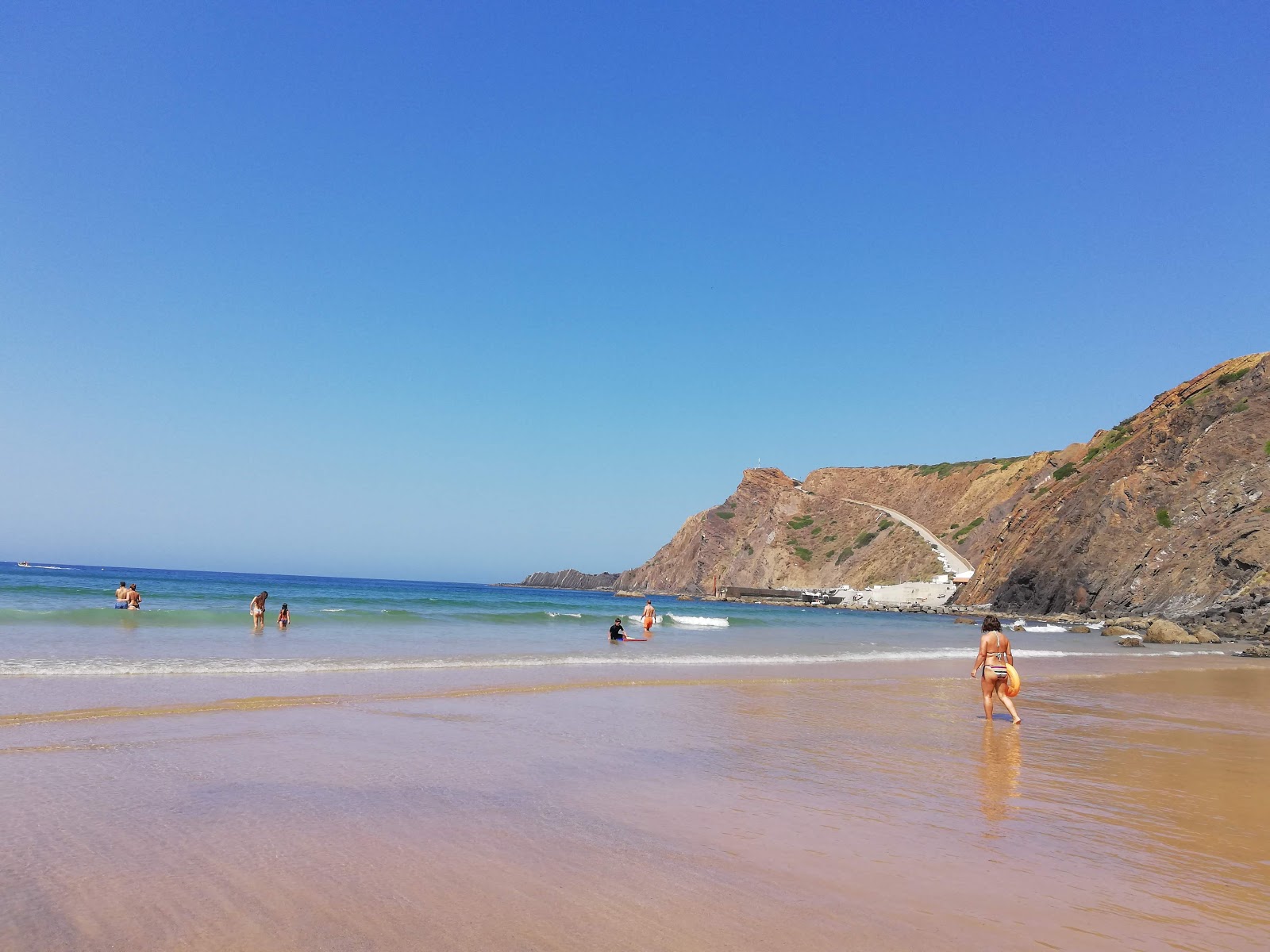 Valokuva Praia da Arrifanaista. ympäröity vuorilla