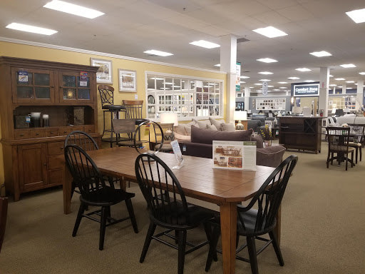 Furniture Store «Raymour & Flanigan Furniture and Mattress Store», reviews and photos, 1345 US-1, North Brunswick Township, NJ 08902, USA