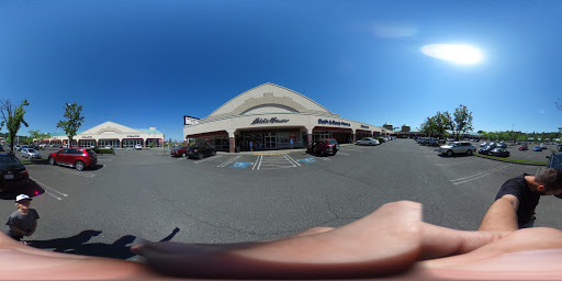 Clothing Store «Eddie Bauer Outlet», reviews and photos, 450 NW 257th Ave #200, Troutdale, OR 97060, USA