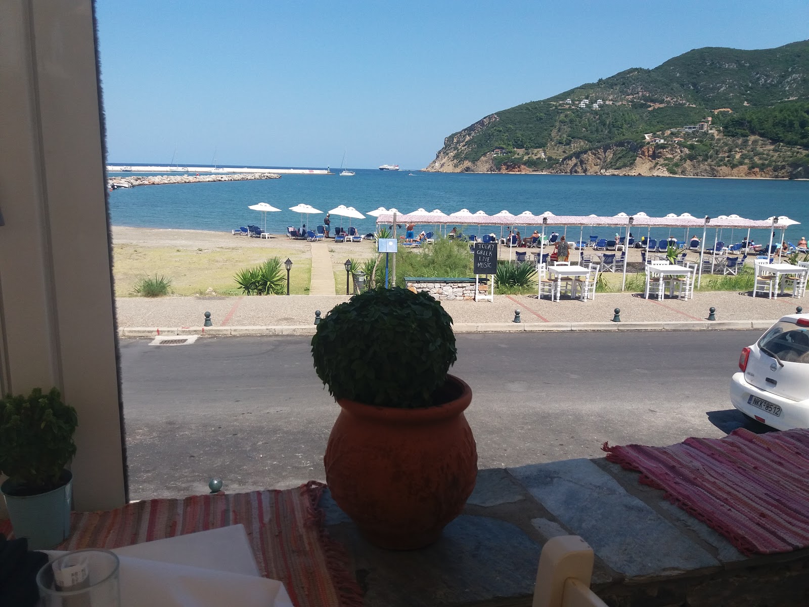 Foto av Skopelos Port beach och bosättningen