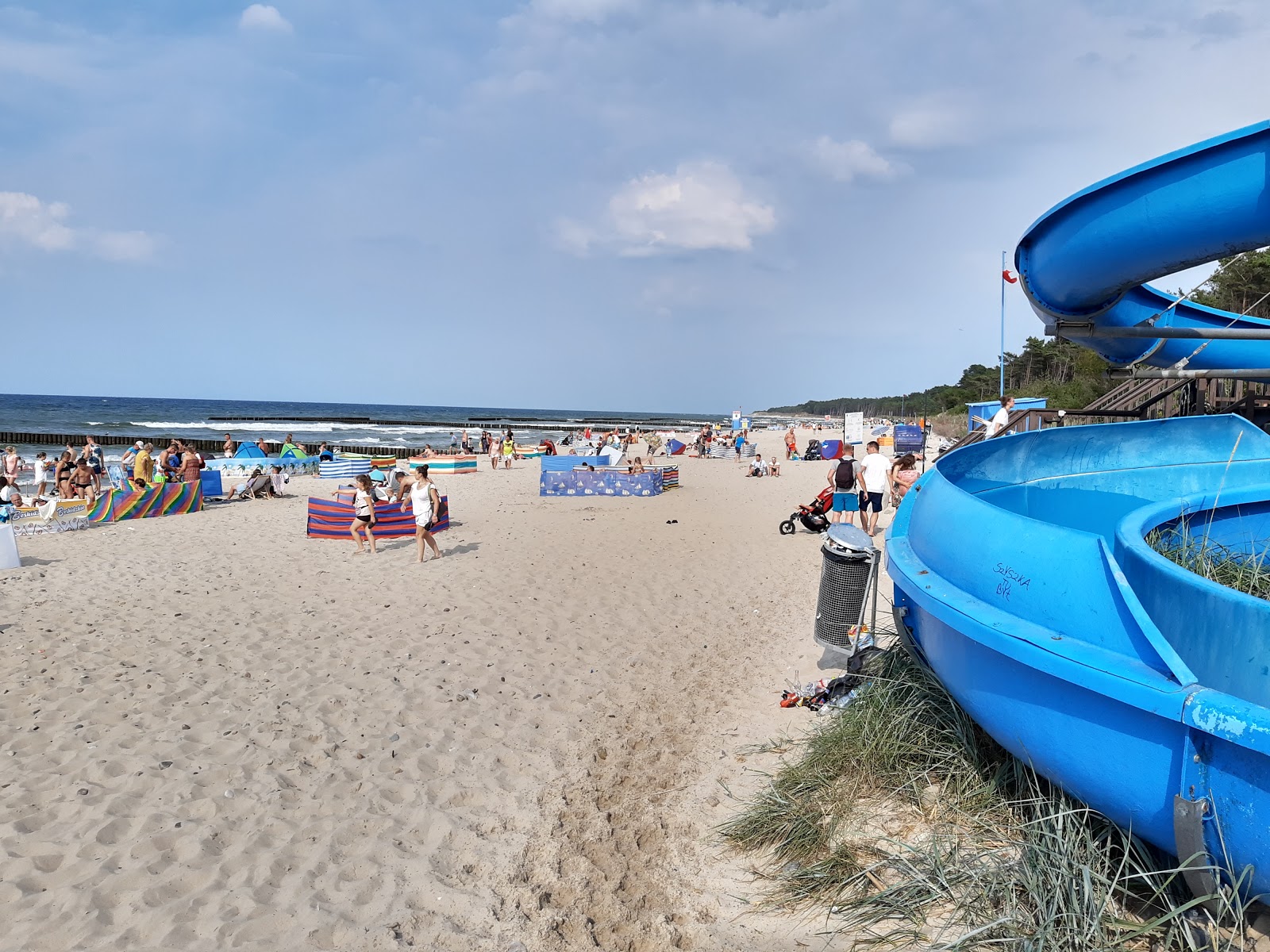 Strzezona Beach的照片 带有碧绿色纯水表面