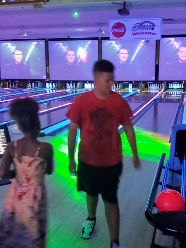 Bowling Alley «Showplace Entertainment Center», reviews and photos, 141 E Service Rd, Staten Island, NY 10314, USA