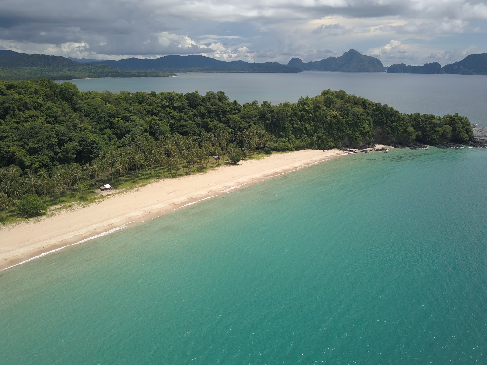 Foto di Mansilawit Beach con una superficie del acqua cristallina