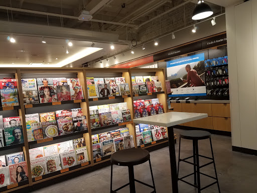 Book Store «Amazon Books», reviews and photos, 3441 N Southport Ave, Chicago, IL 60657, USA