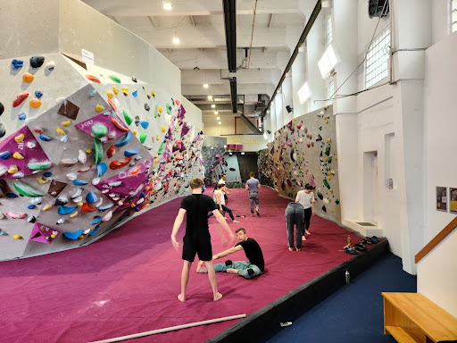 einstein Klettern in der Boulderhalle München | Kindergeburtstage - Schulsport - Ferienprogramm