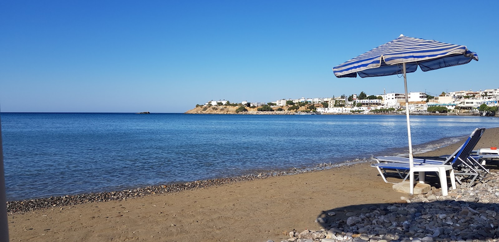 Foto von Makry-Gialos beach und seine wunderschöne Landschaft