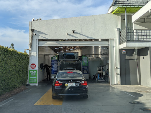 LUV Car Wash en Canoga Park