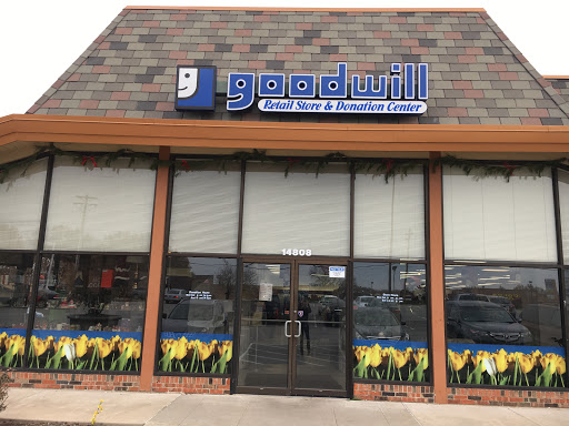 Thrift Store «Goodwill Retail Store of Chesterfield – Clayton & Baxter», reviews and photos, 14808 Clayton Rd, Chesterfield, MO 63017, USA