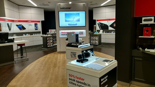 Cell Phone Store «Verizon», reviews and photos, 5065 Main St, Trumbull, CT 06611, USA