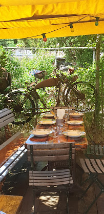 Atmosphère du Bar-restaurant à huîtres Emile et une huître à Lège-Cap-Ferret - n°10