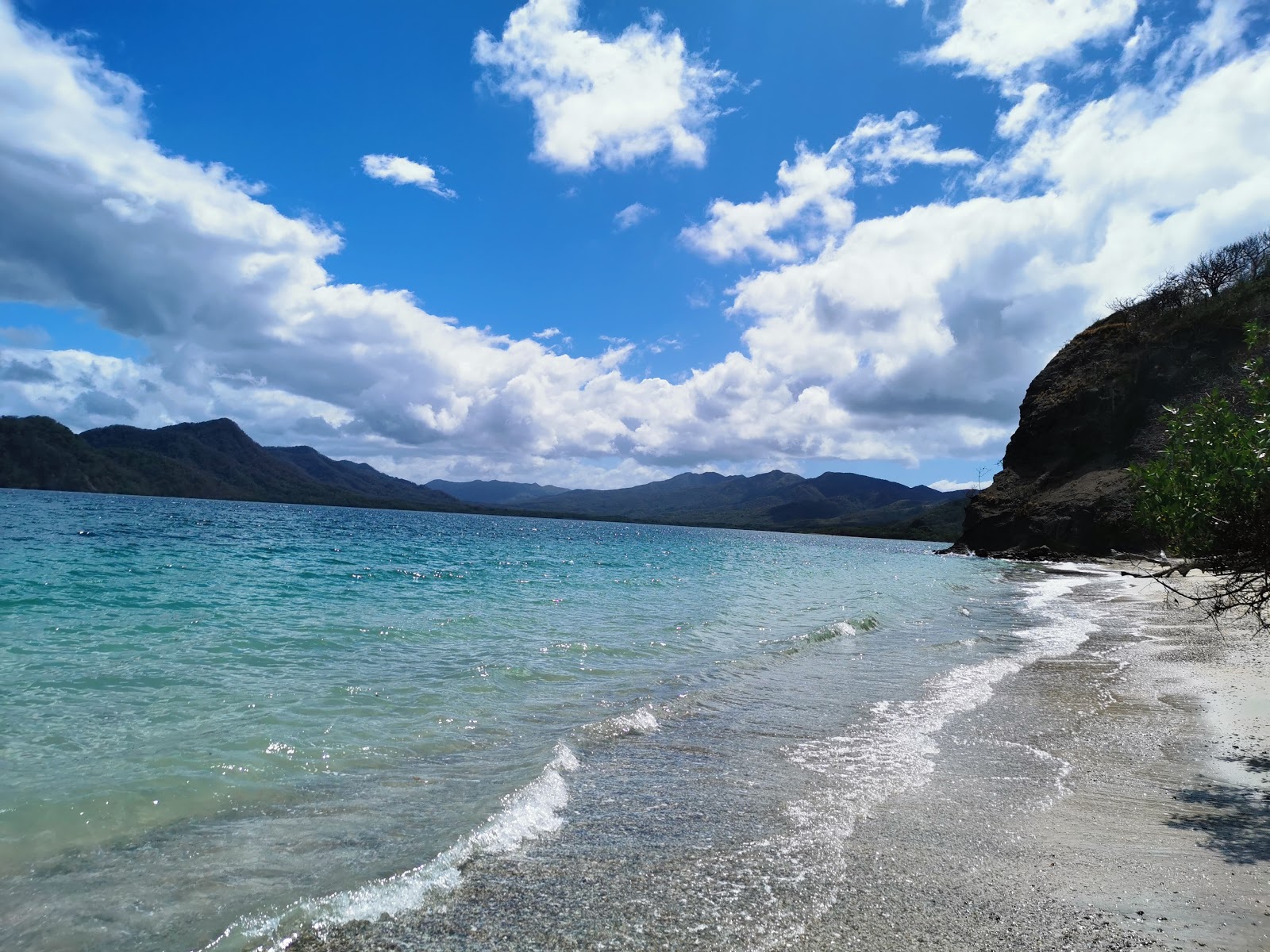 Foto di Sortija beach con una superficie del acqua cristallina